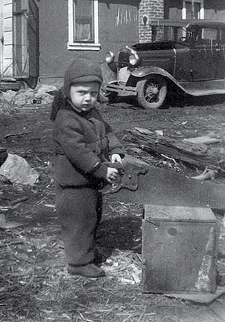 Mathew’s early practice as a carpenter in front of the family home on Pig’s Eye Island © Mathew Van Tassell